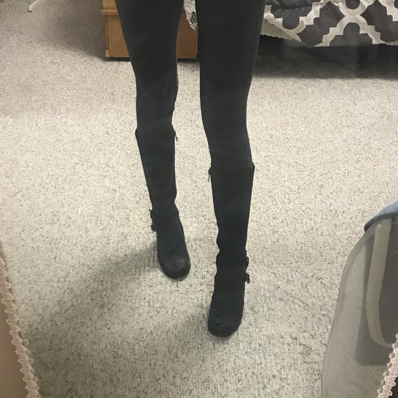 Black heel boots - Picture 3 of 3
